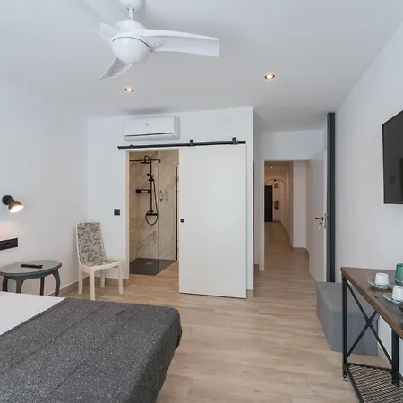 Guest house La Del Teatro H Boutique Parking Gratis 4*