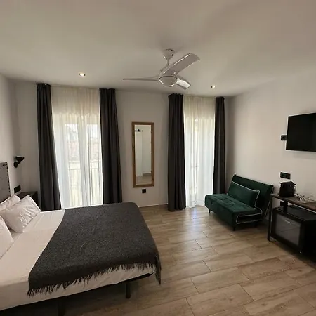 Guest house La Del Teatro H Boutique Parking Gratis 4*