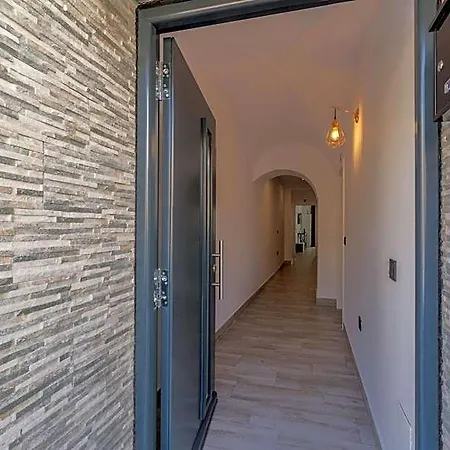 Guest house La Del Teatro H Boutique Parking Gratis 4*