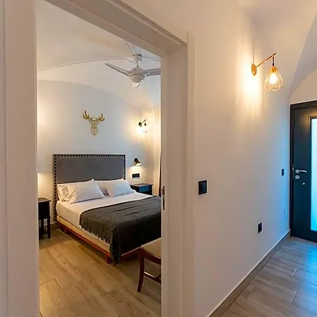 Guest house La Del Teatro H Boutique Parking Gratis 4*